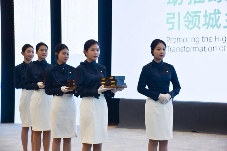 保利物業(yè) 以專業(yè)公關(guān)禮儀為核心，為高端會(huì)務(wù)保駕護(hù)航